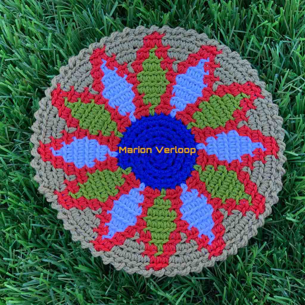 Crocheted coaster and small basket made with polyester yarn, tested for Mochila-style crochet by Marion Verloop.